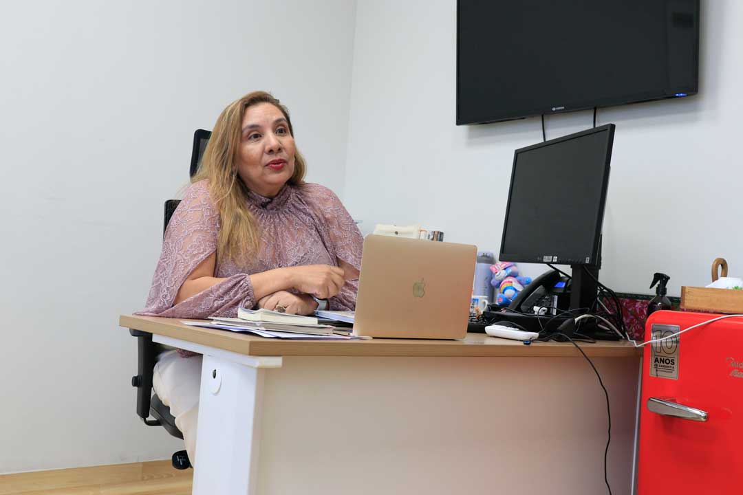 A diretora-geral do HMPA na rotina de trabalho na unidade, em Belém.
